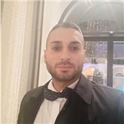 Docente di geografia impartisce lezioni e ripetizioni per studenti di scuole elementari e medie